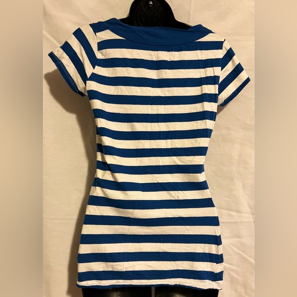 Rue 21 Large V-Neck Tee - Picture 2 of 4